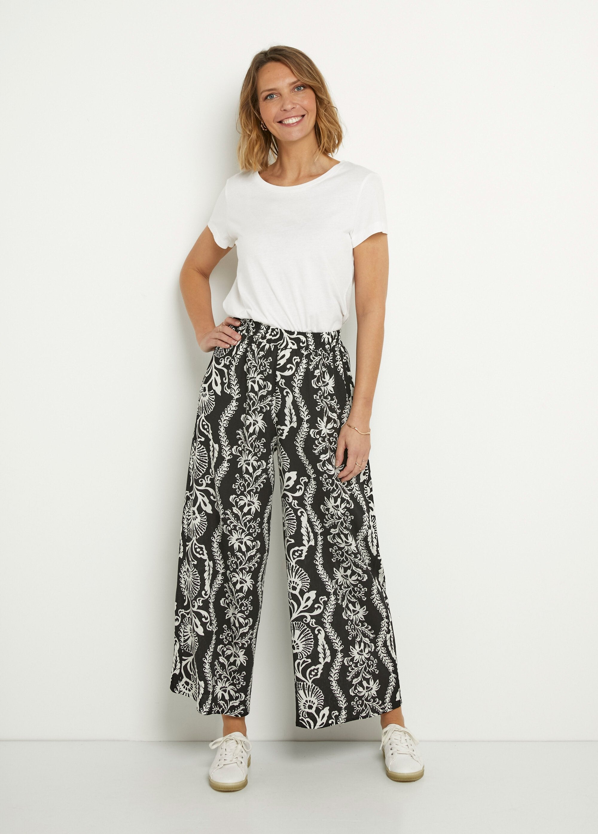 Wide-legged_leaf_print_pants_Black_and_ecru_SF1_slim