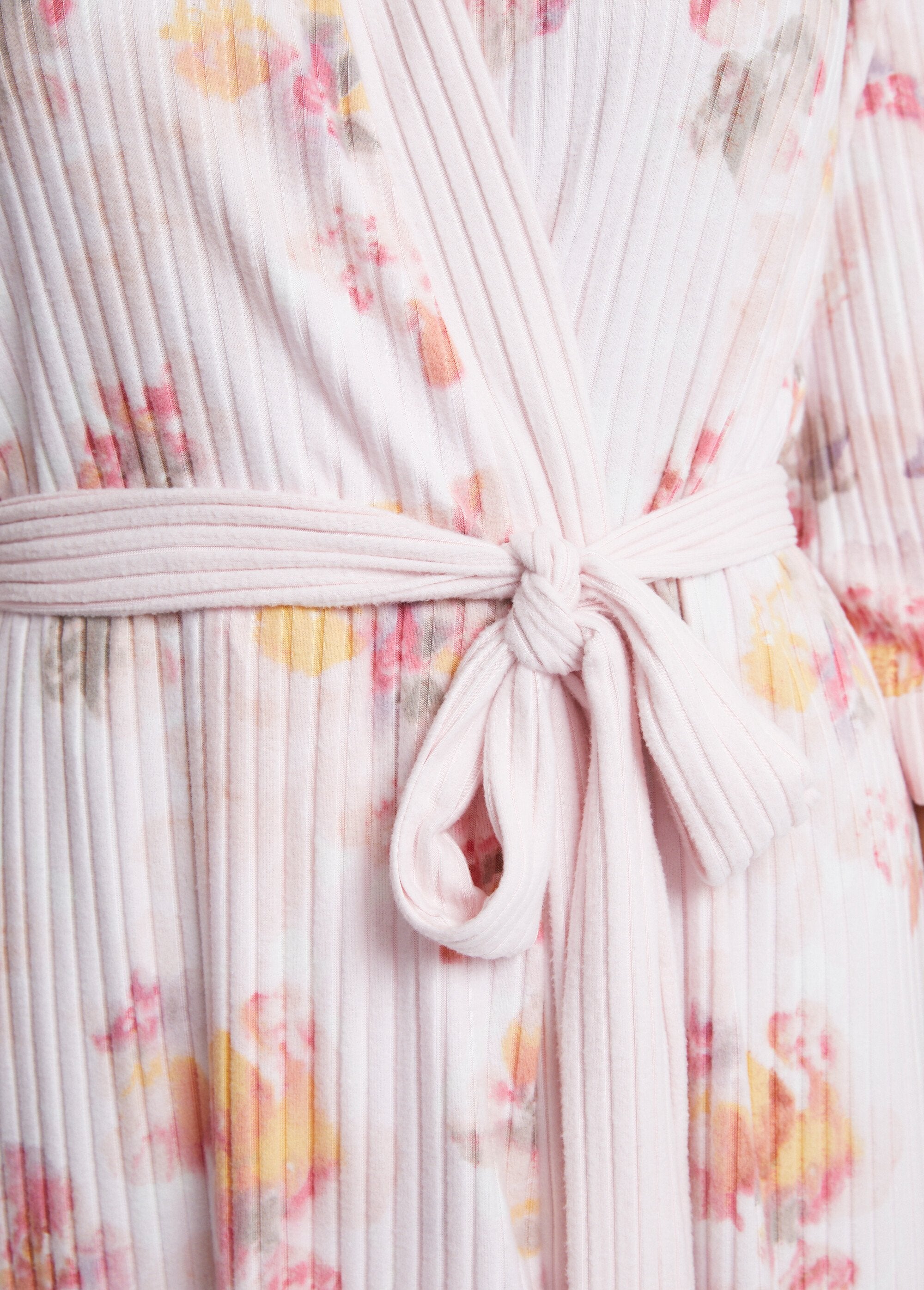 Short_printed_ribbed_knit_wrapover_bathrobe_Pink_background_DE2_slim