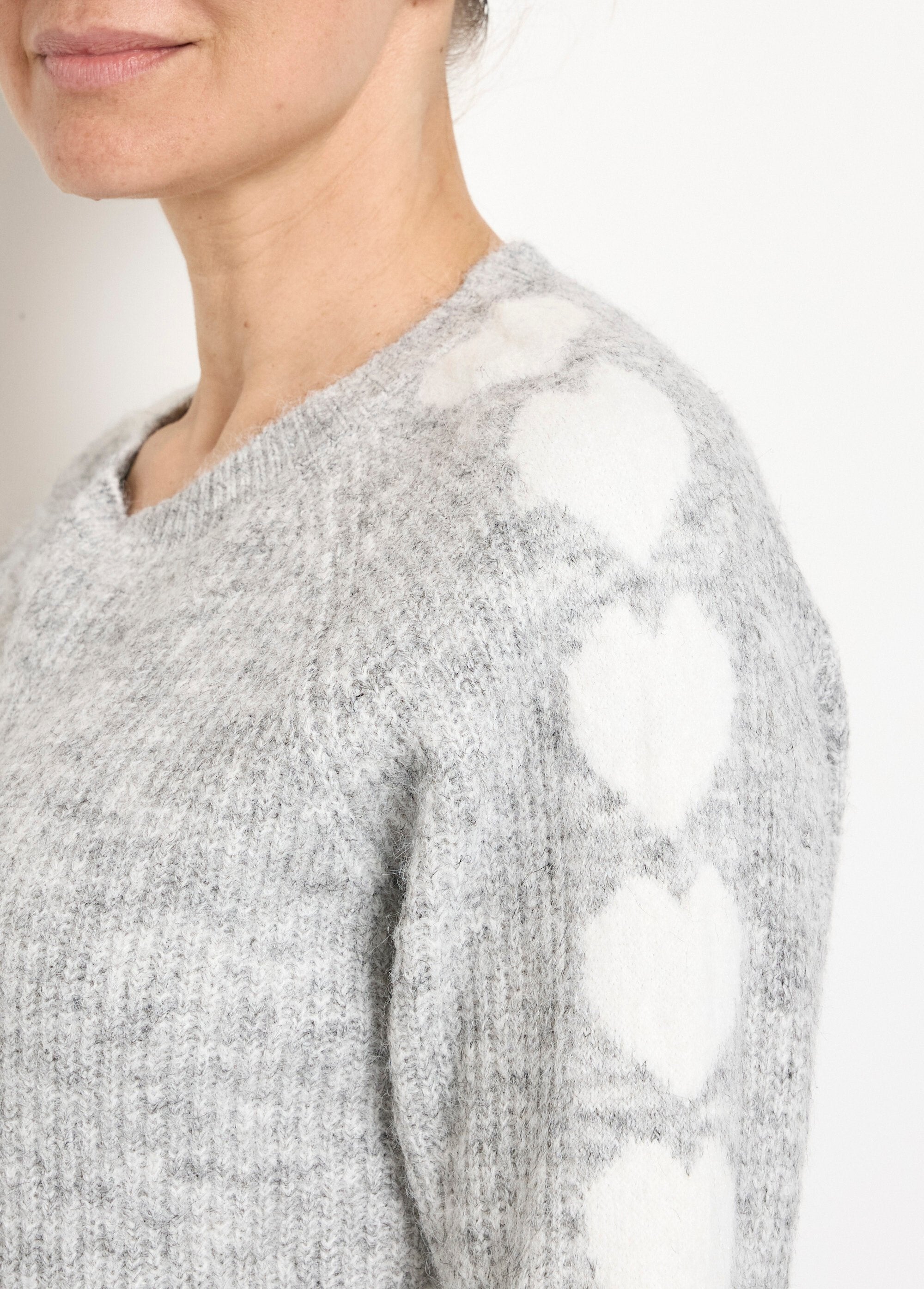 Warm_wool_sweater_with_heart_sleeves_and_round_neck_Gray_DE1_slim