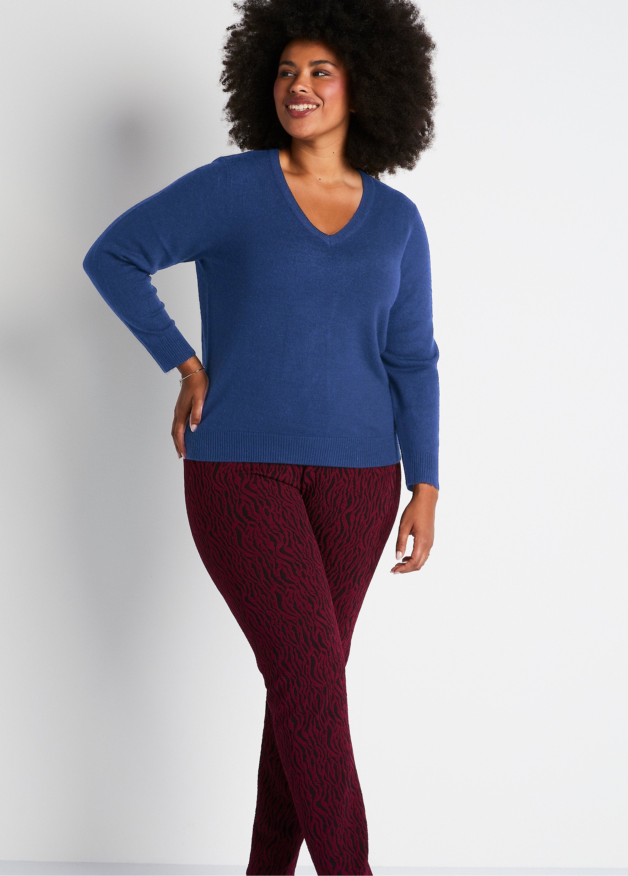 Soft_long-sleeved_V-neck_sweater_Blue_SF1_curvy