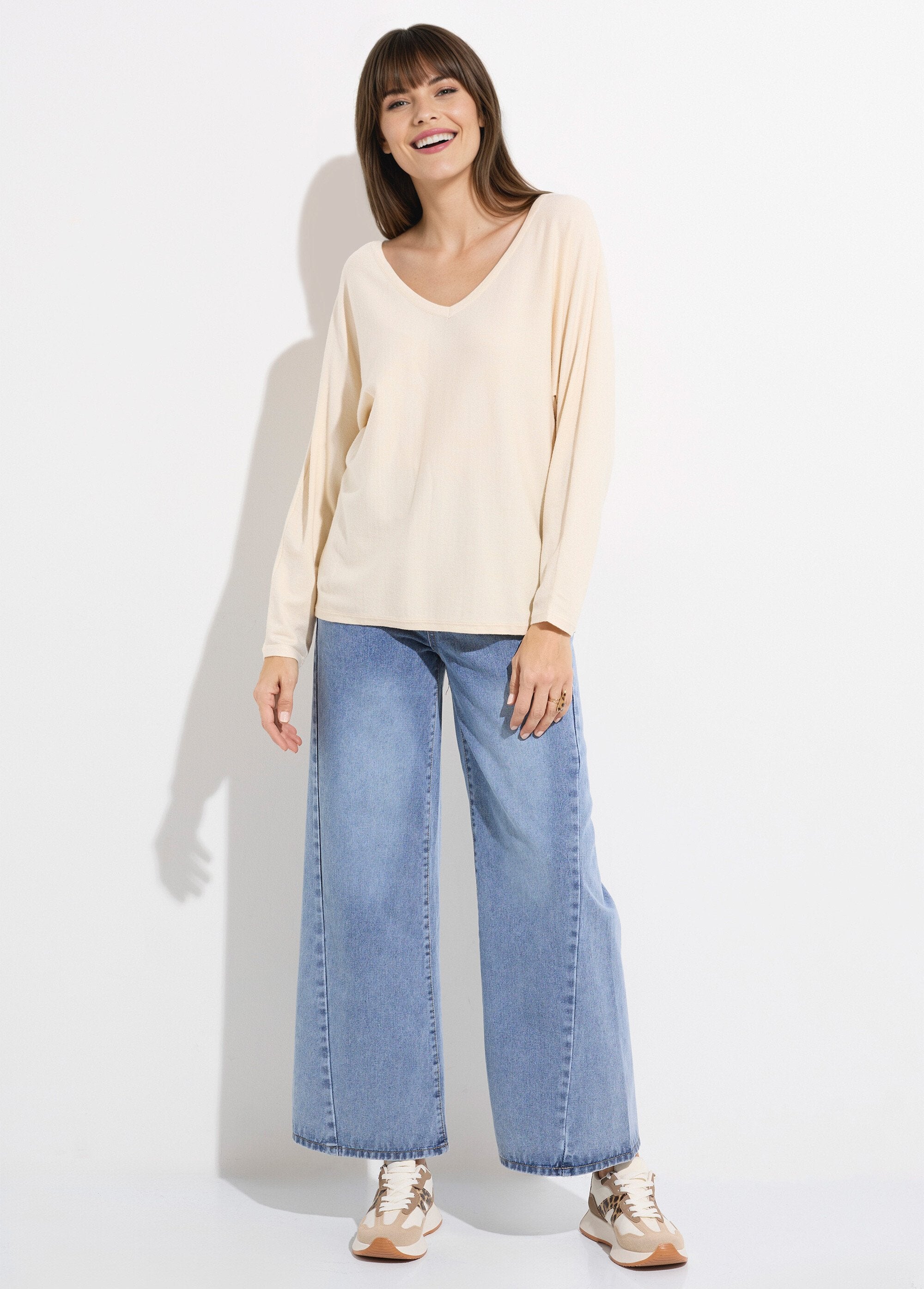 Eco-friendly_fine-knit_V-neck_sweater_Ecru_SF1_slim