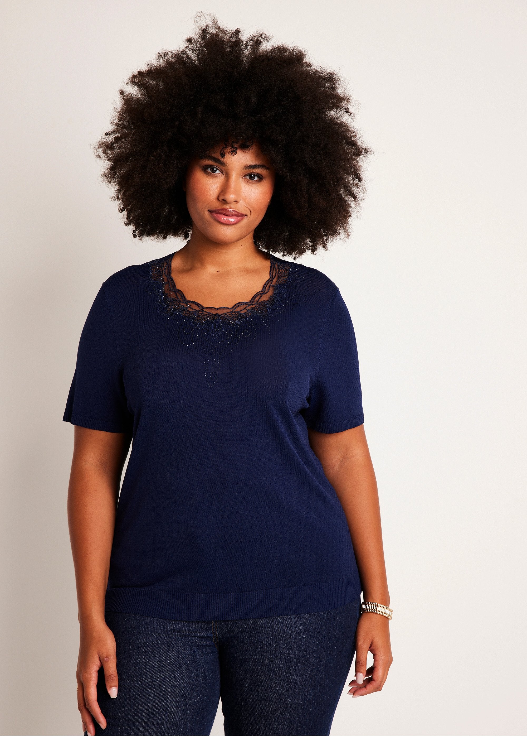 Fine_embroidered_short-sleeved_sweater_Marine_FA1_curvy