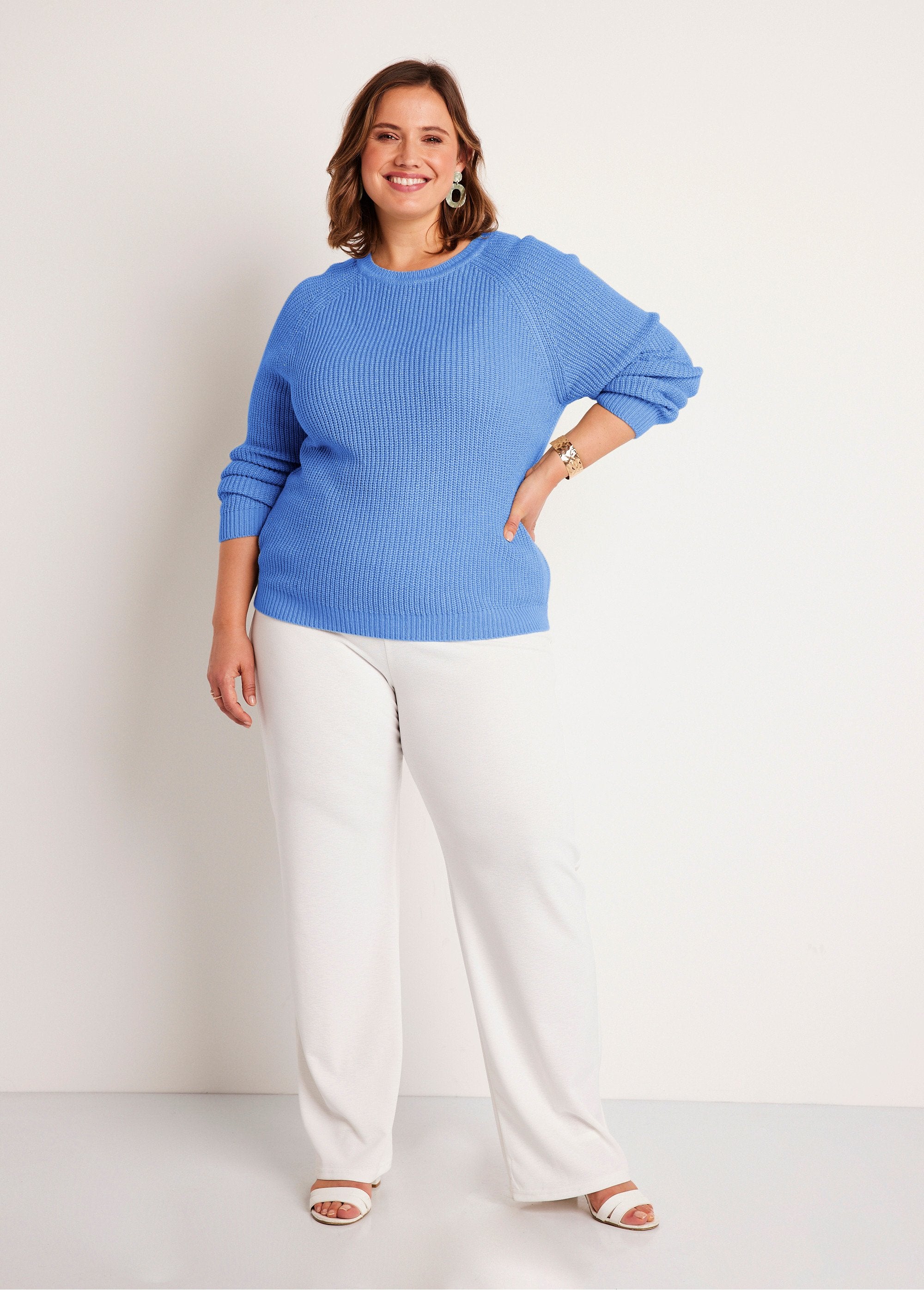 Round_neck_shiny_knit_sweater_Blue_SF1_curvy