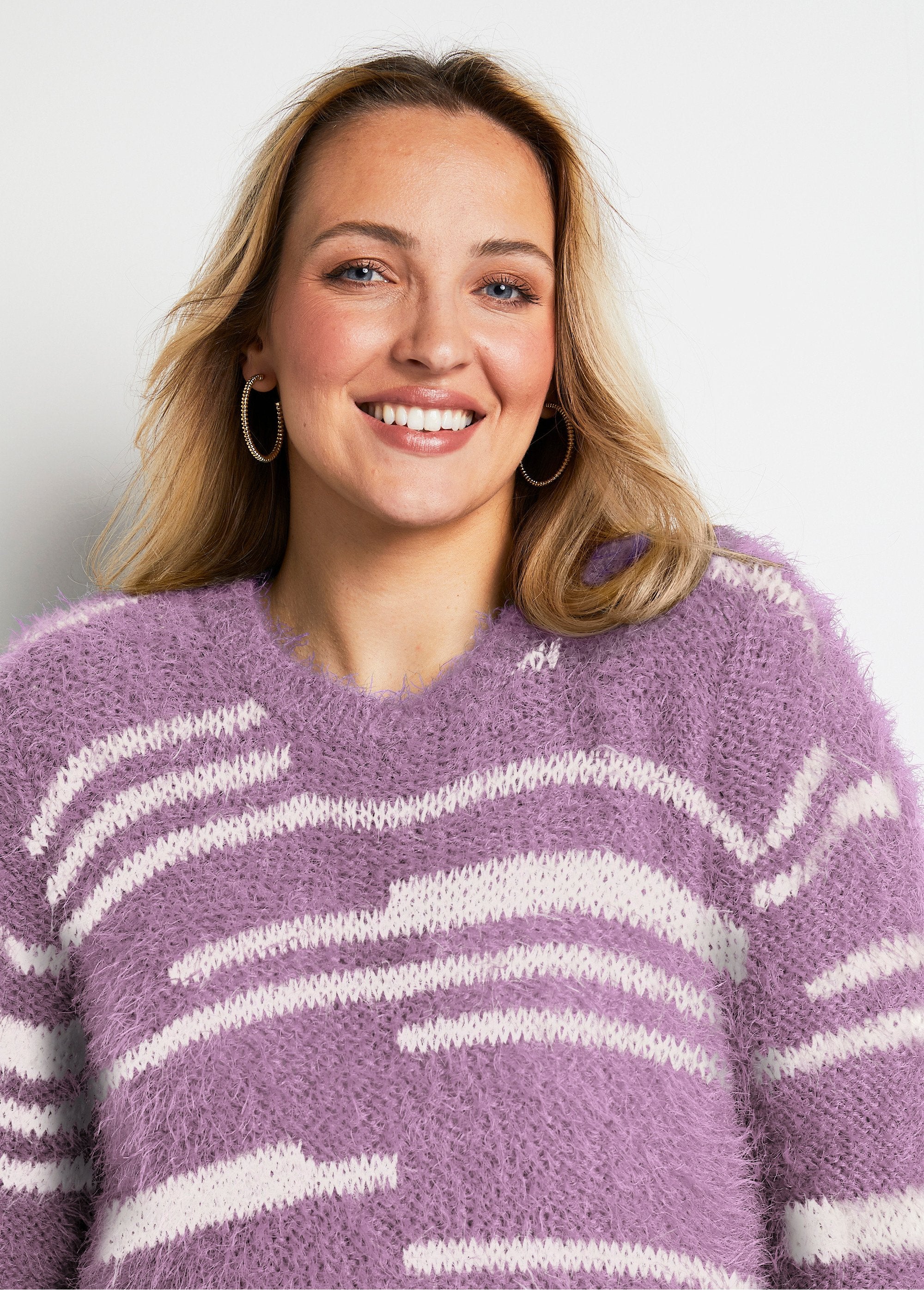 Soft_knit_hairy_effect_sweater_Parma_and_ecru_DE1_curvy