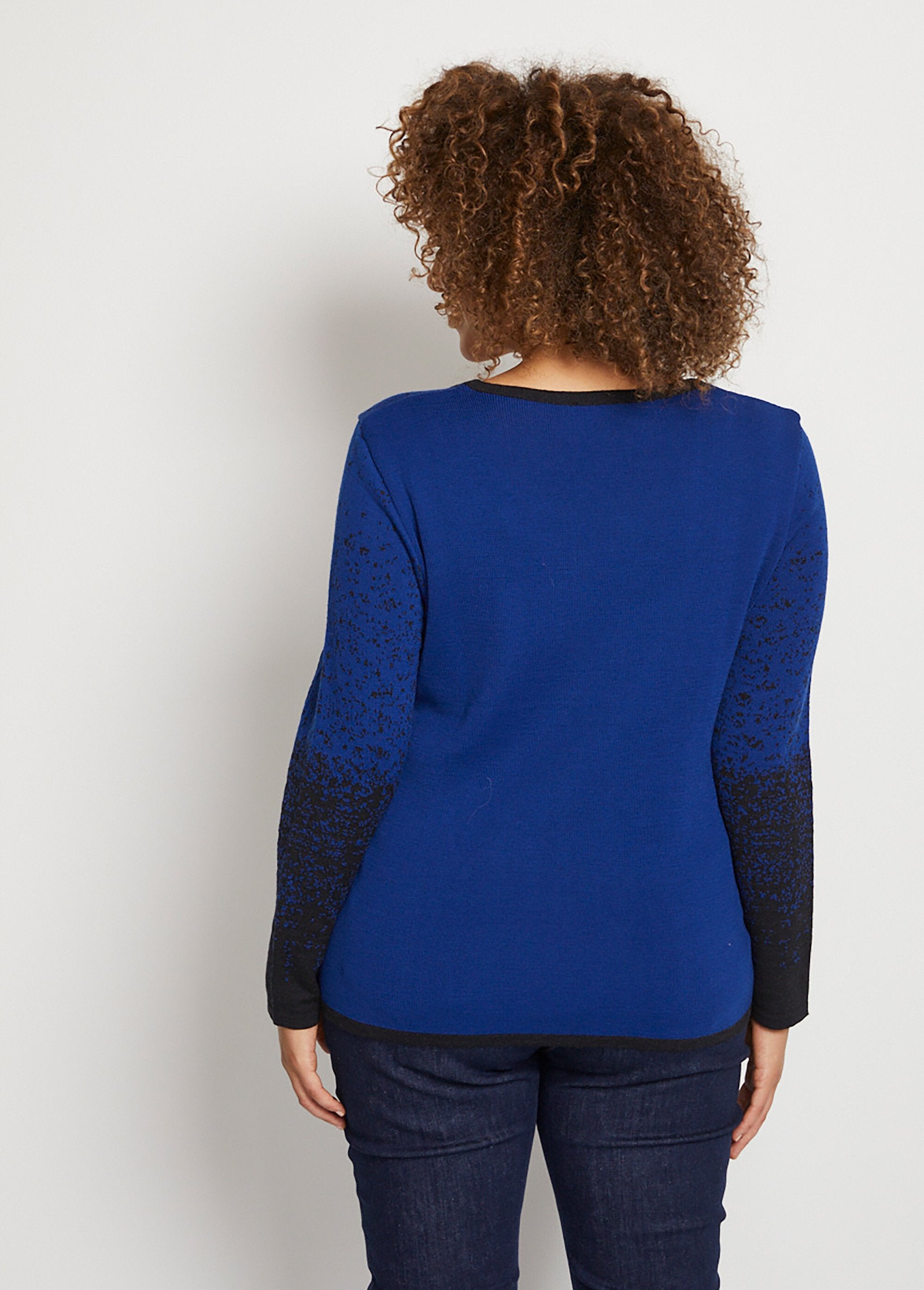 Warm_merino_wool_jacquard_round_neck_sweater_Black_and_blue_DO1_curvy