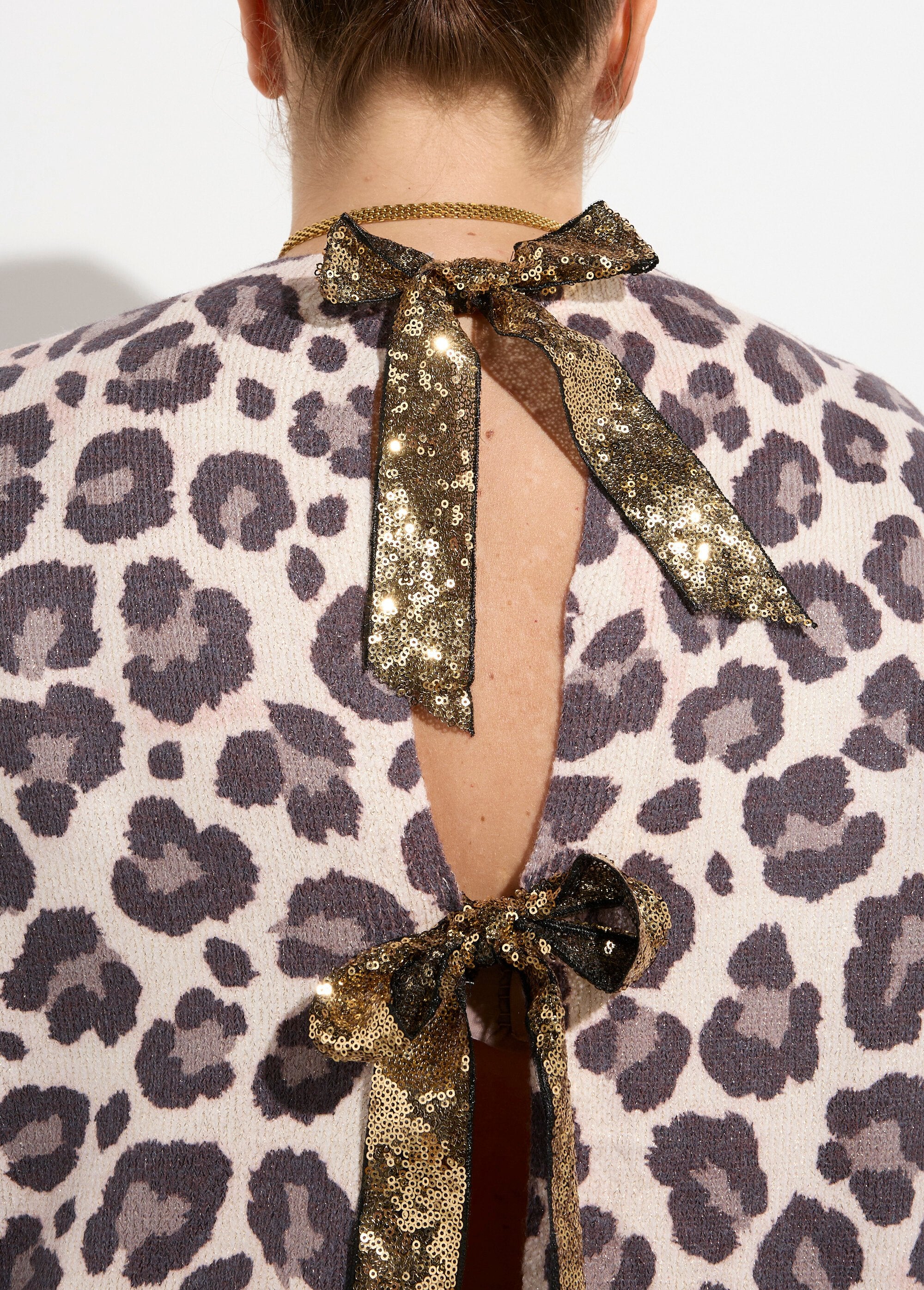 Leopard_print_knit_sweater_with_sequined_bows_Leopard_DE1_curvy