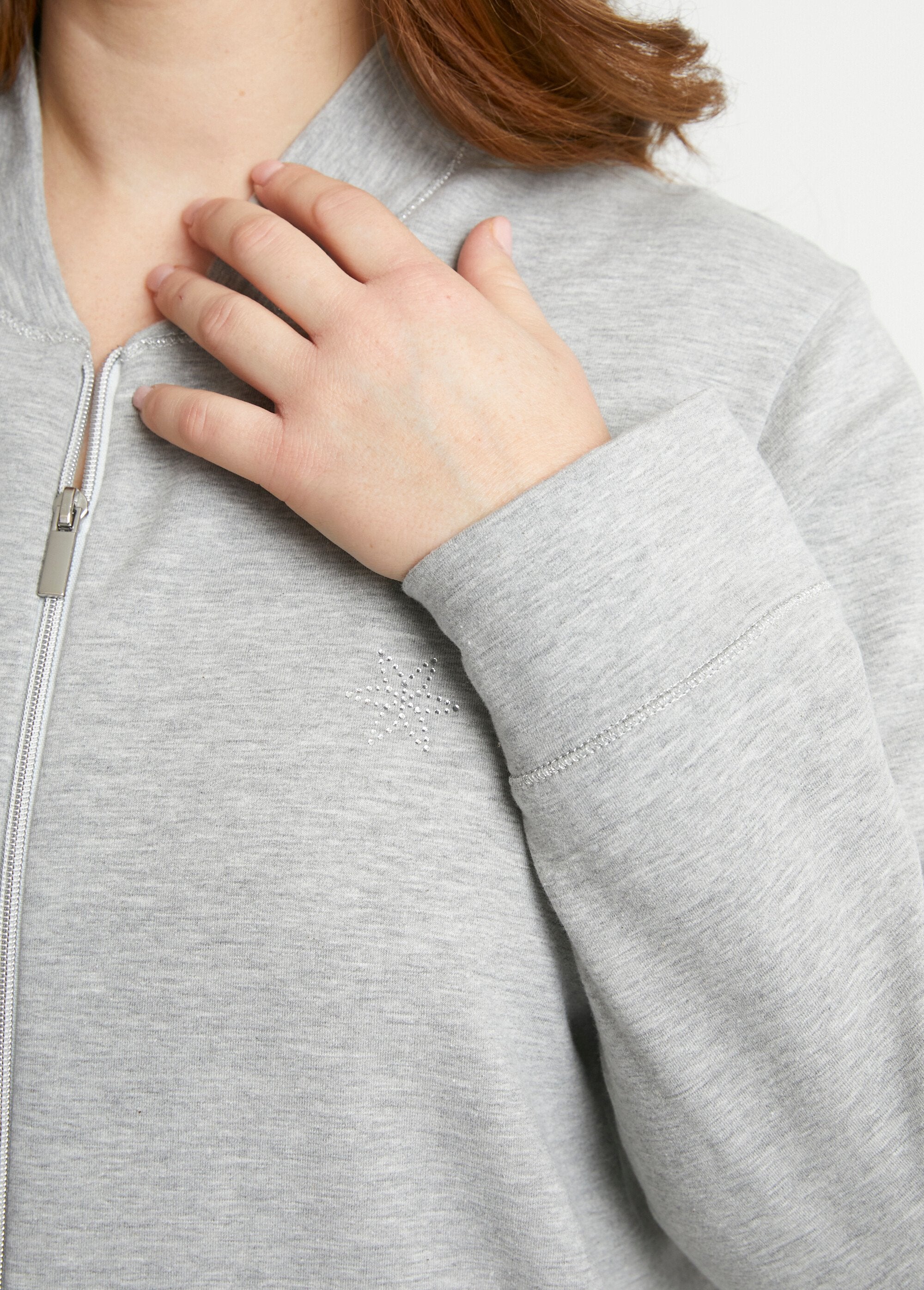 Long-sleeved_zipped_indoor_sweatshirt_Heather_gray_DE2_curvy