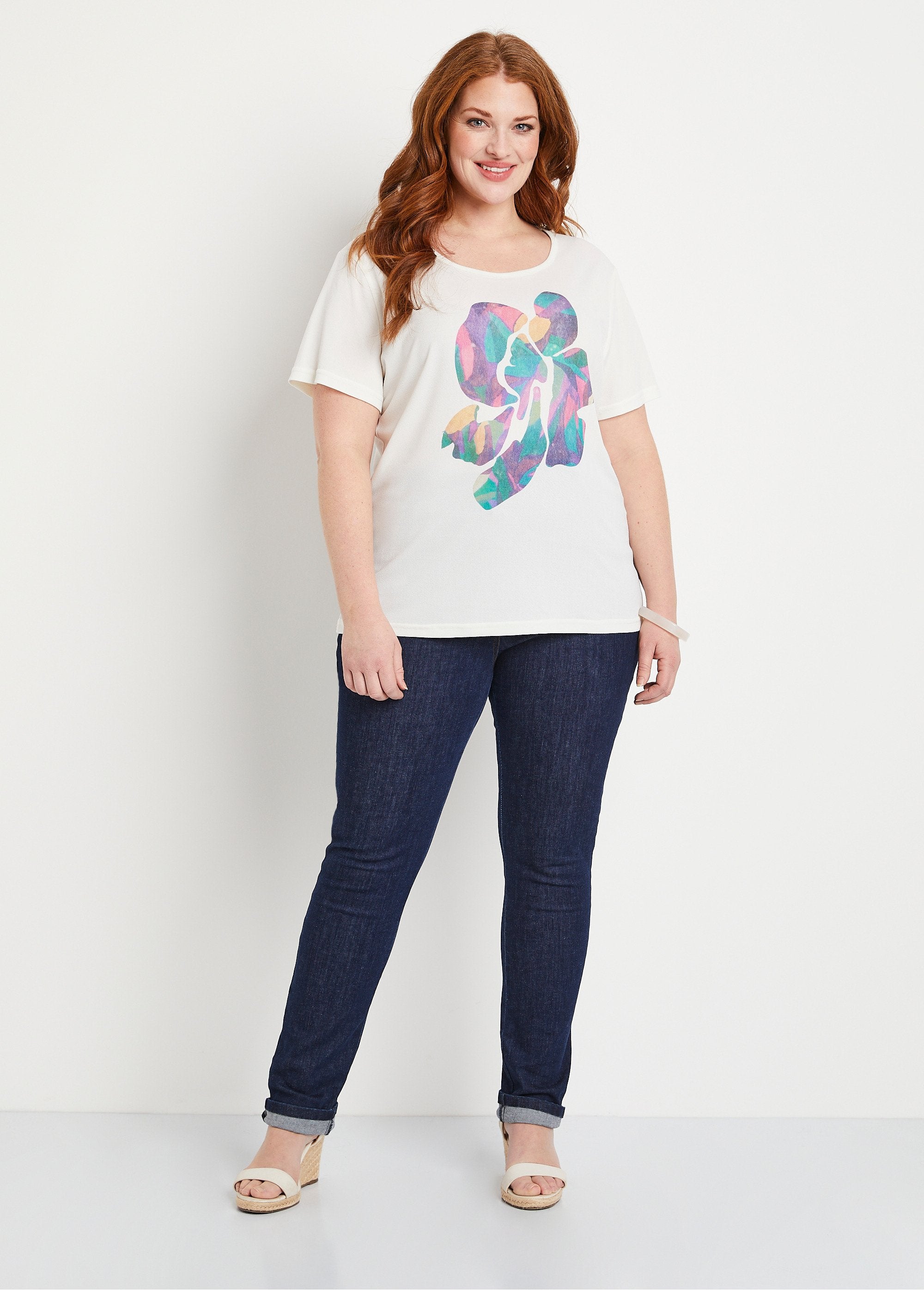 Short_white_t-shirt_with_pattern_Ecru_background_SF1_curvy