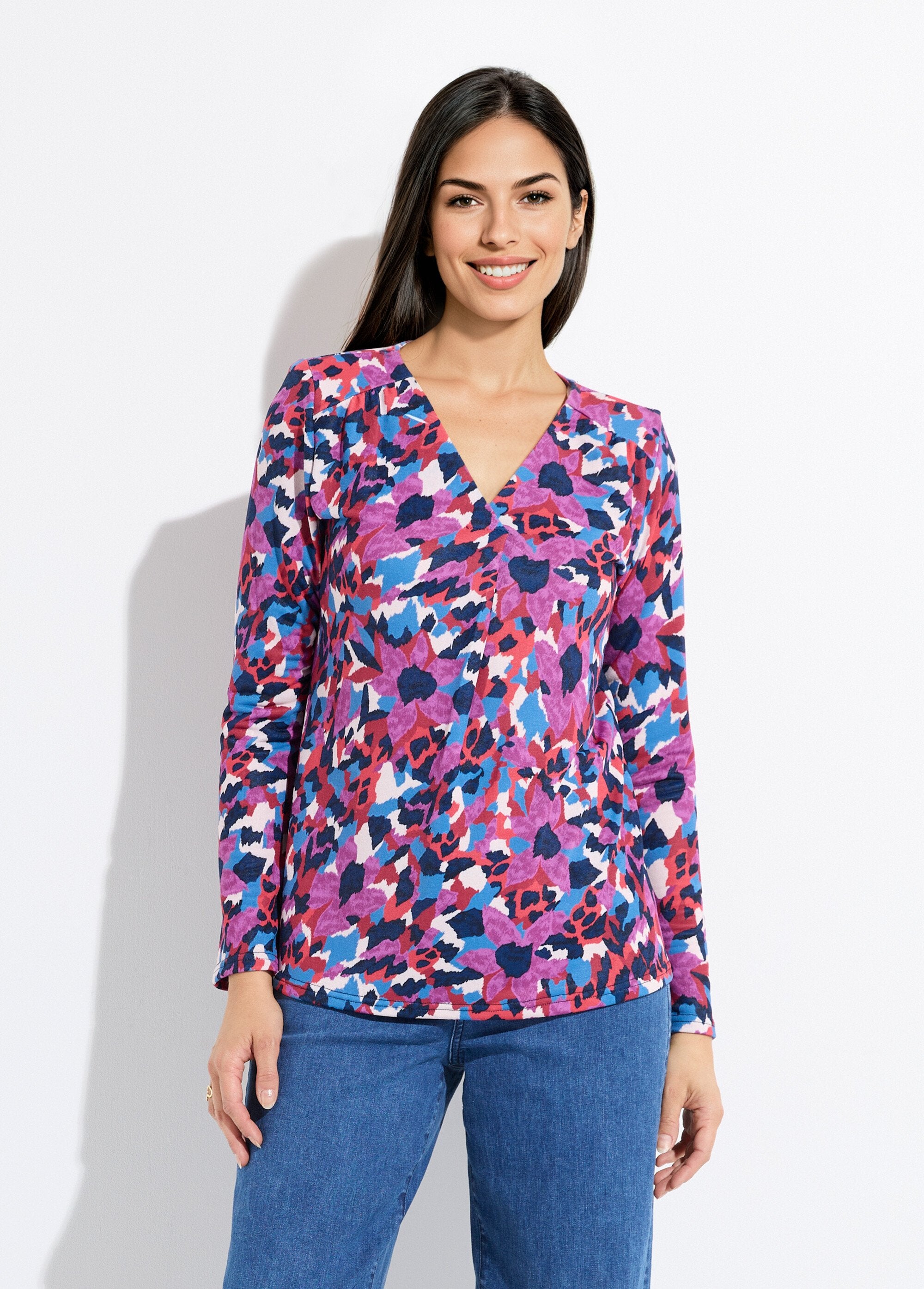 Warm_flared_V-neck_t-shirt_with_multicoloured_print_Blue_print_FA1_slim