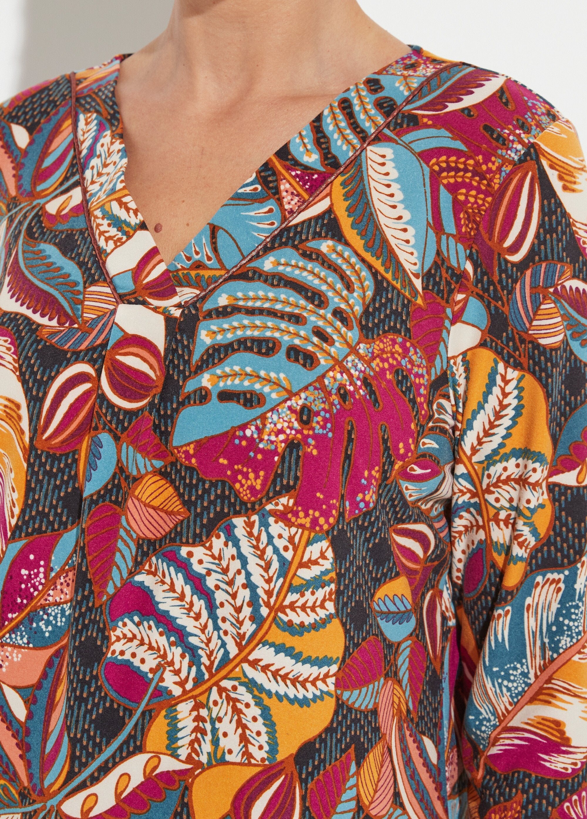 V-neck_long-sleeve_printed_T-shirt_Groseille_et_bleu_DE1_slim
