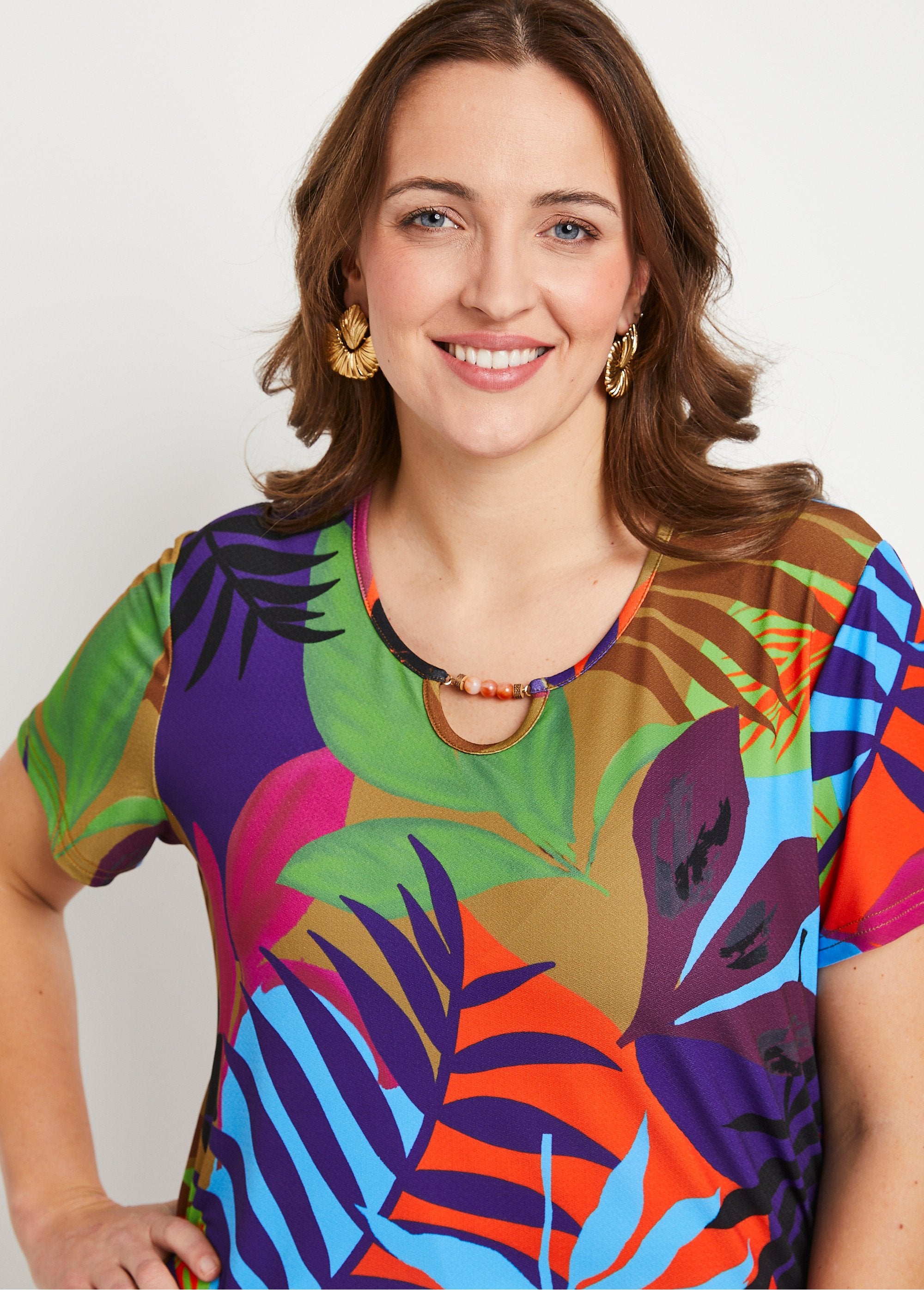 Short_jeweled_round_neck_t-shirt_Multicolor_DE1_curvy