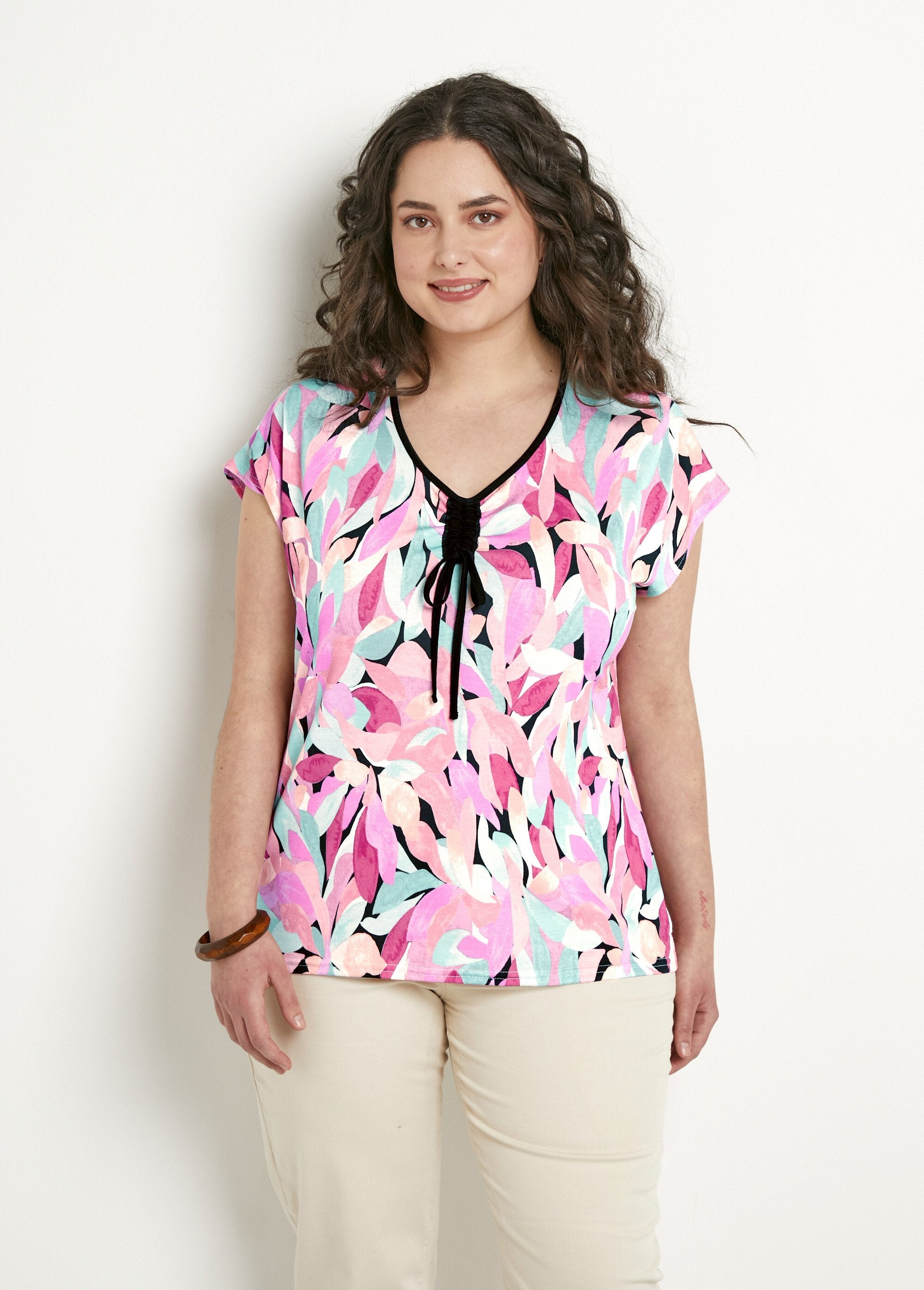 Floral_print_V-neck_cropped_t-shirt_with_ties_Black_and_salmon_FA1_curvy