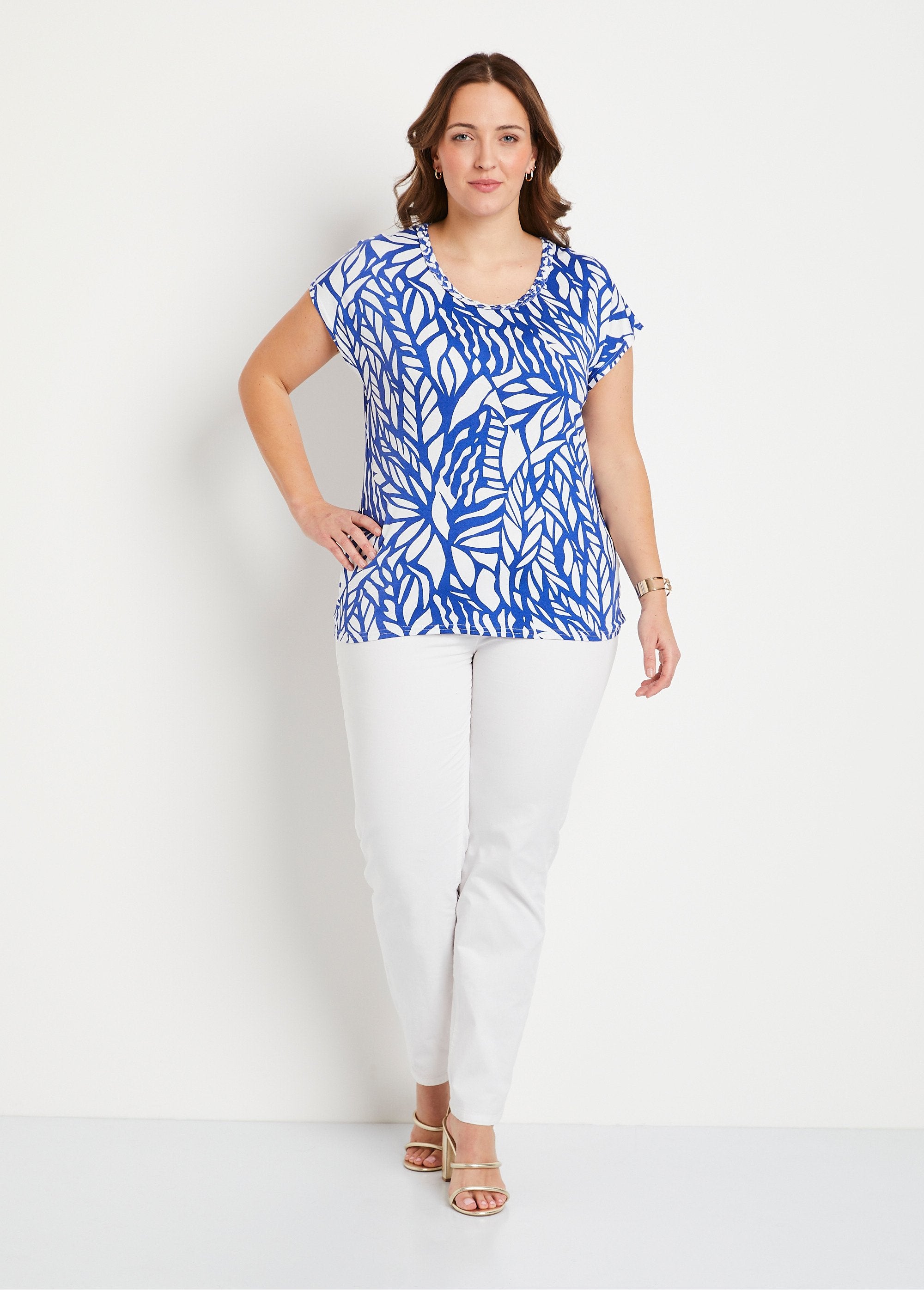 Short_graphic_t-shirt_Blue_and_white_SF1_curvy