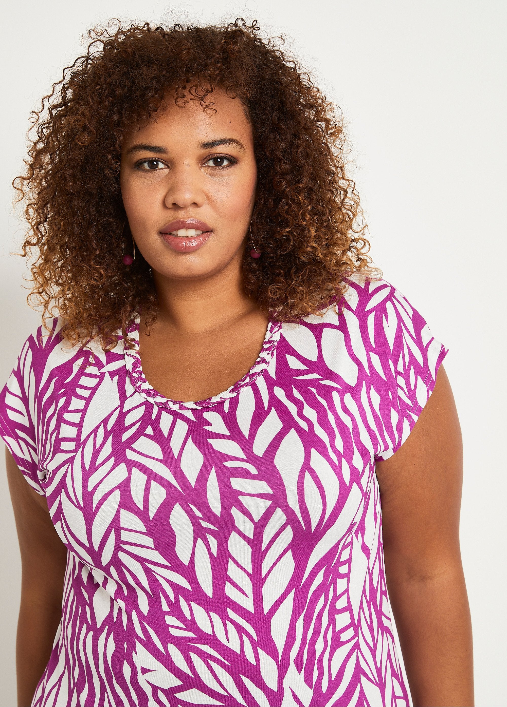 Short_graphic_t-shirt_Blackcurrant_and_white_DE2_curvy