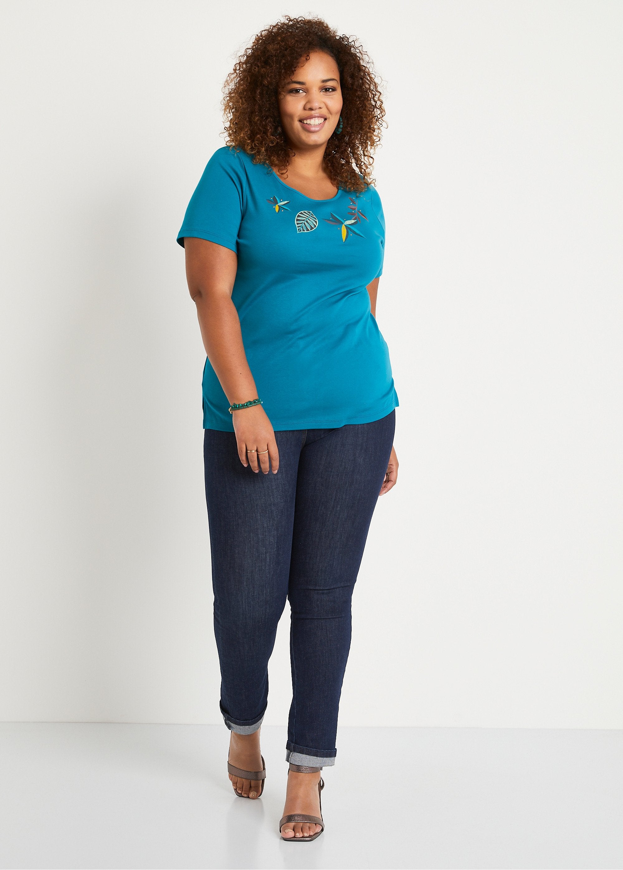 Long_straight_short-sleeved_t-shirt_Aqua_SF1_curvy