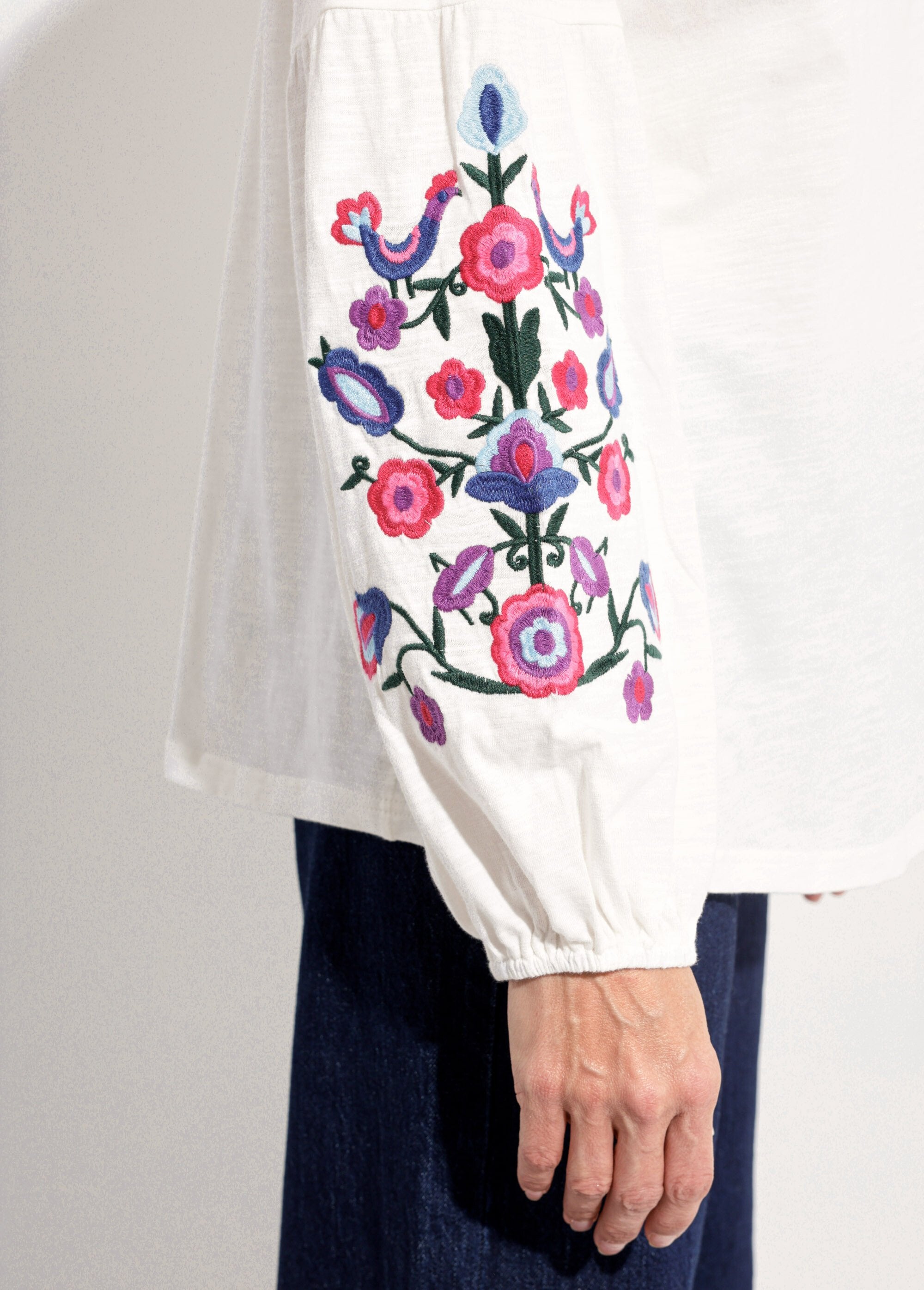 Long_embroidered_long-sleeved_T-shirt_White_DE2_slim