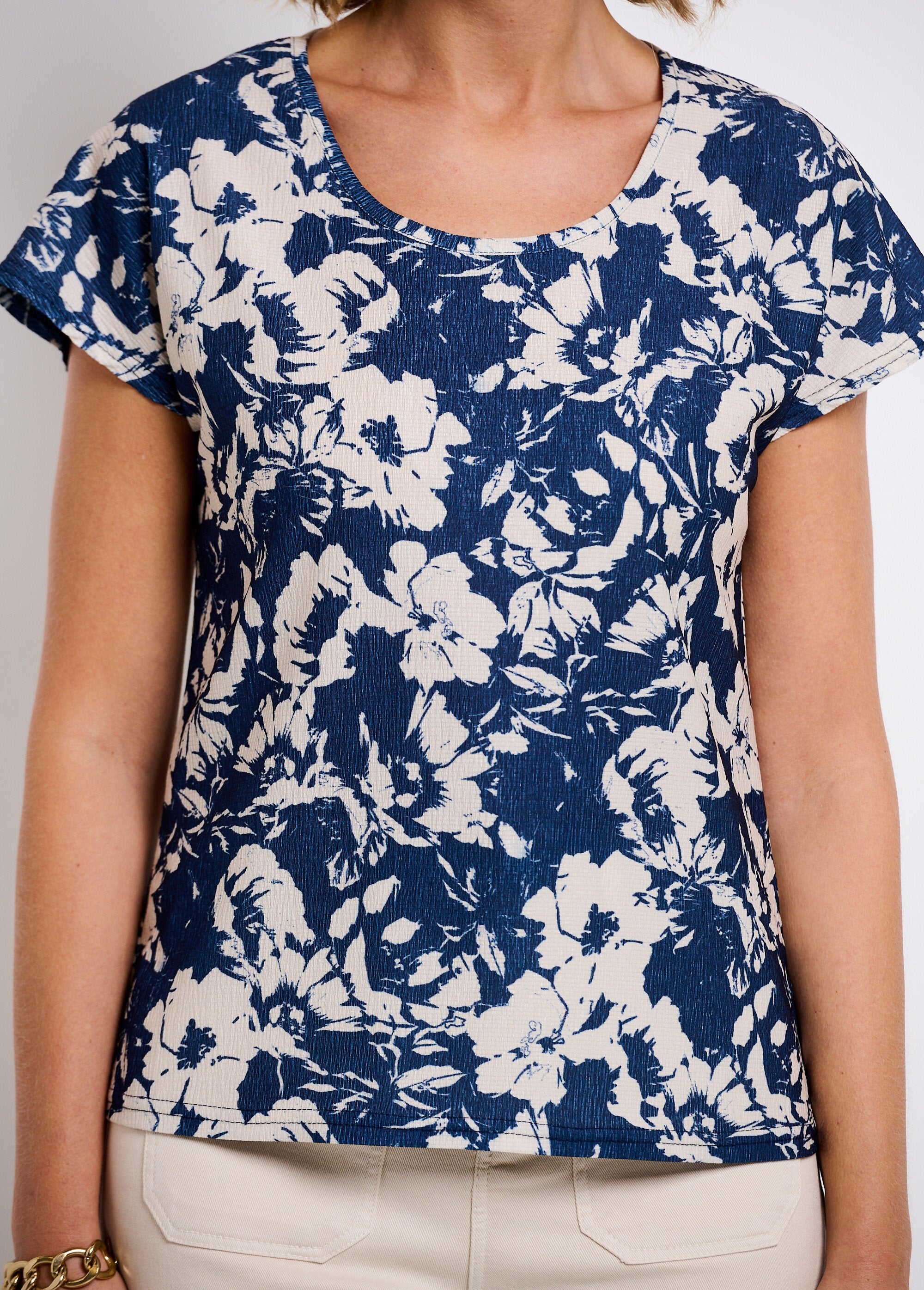 Plain_or_floral_print_short-sleeved_T-shirt_Navy_and_beige_DE1_slim