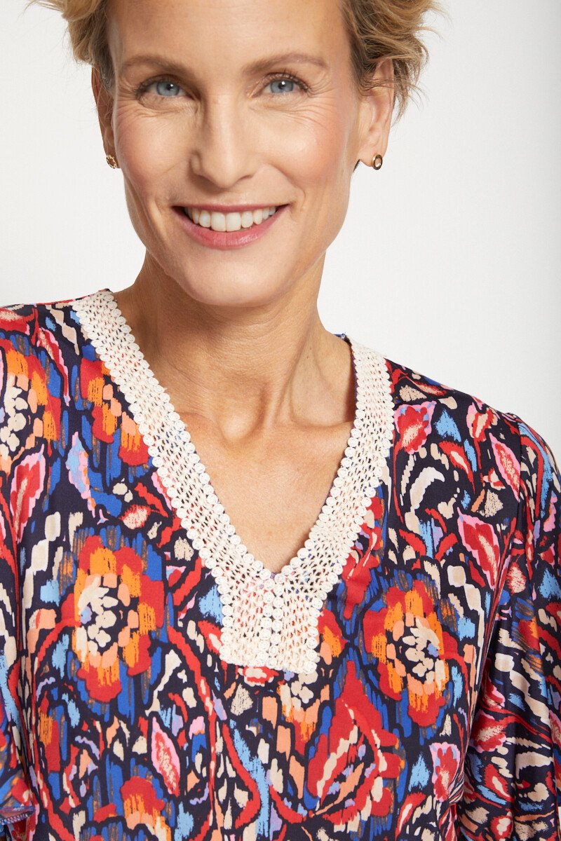 Loose-fitting_short_t-shirt_with_macramé_finish_Blue_and_red_DE1_slim