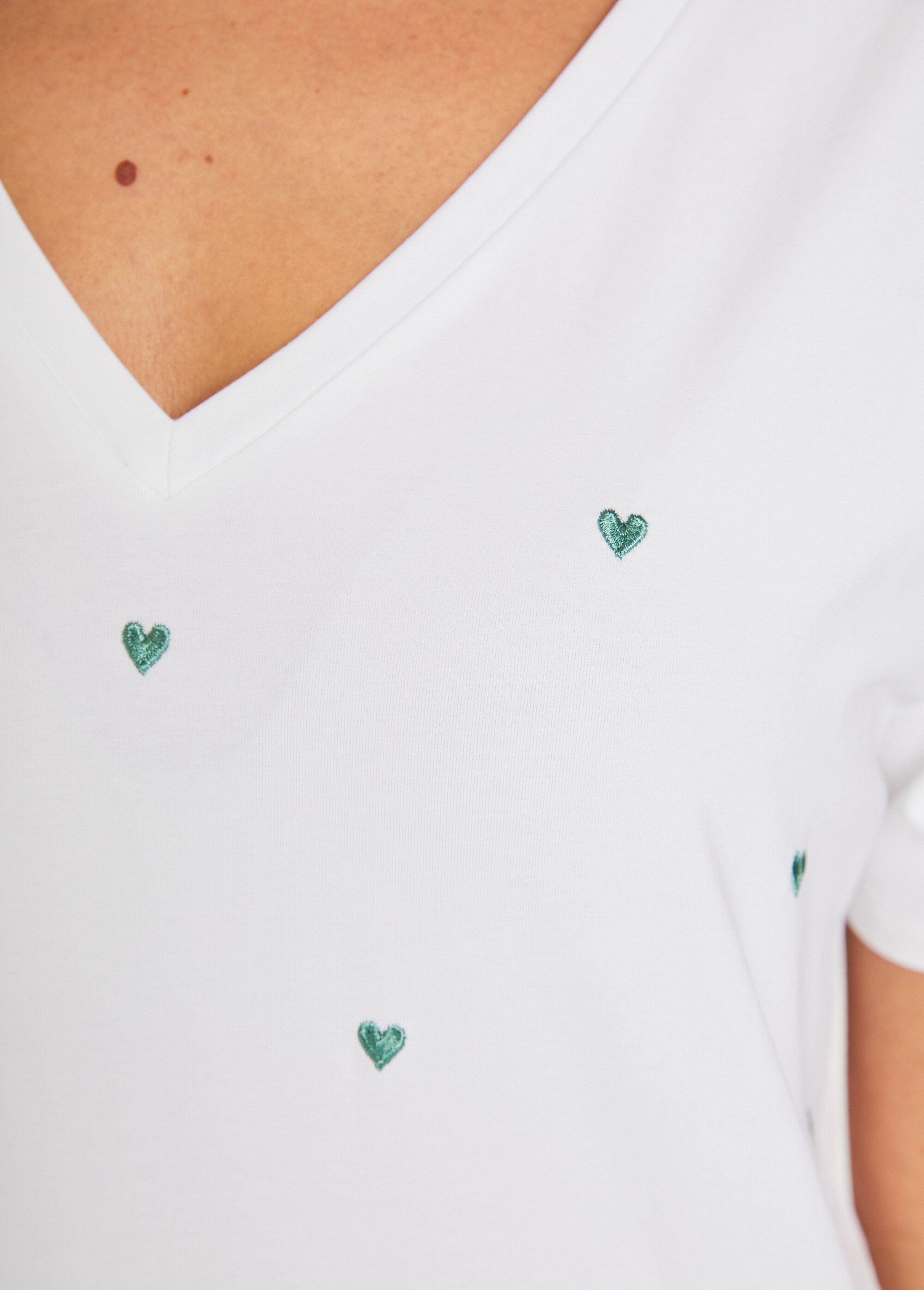 Embroidered_hearts_T-shirt,_short_sleeves_White_DE2_slim