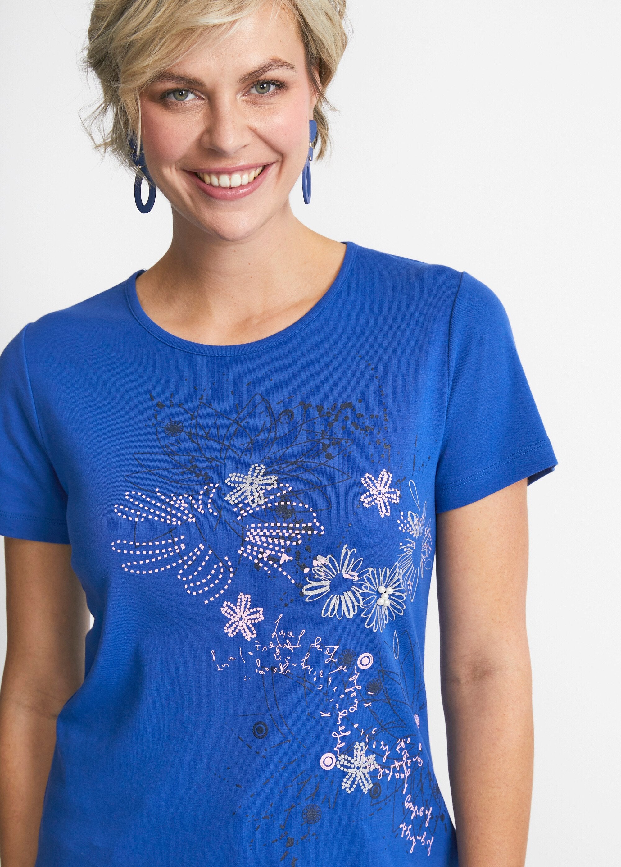 Long_floral_pattern_t-shirt_with_side_slits_Blue_DE1_slim