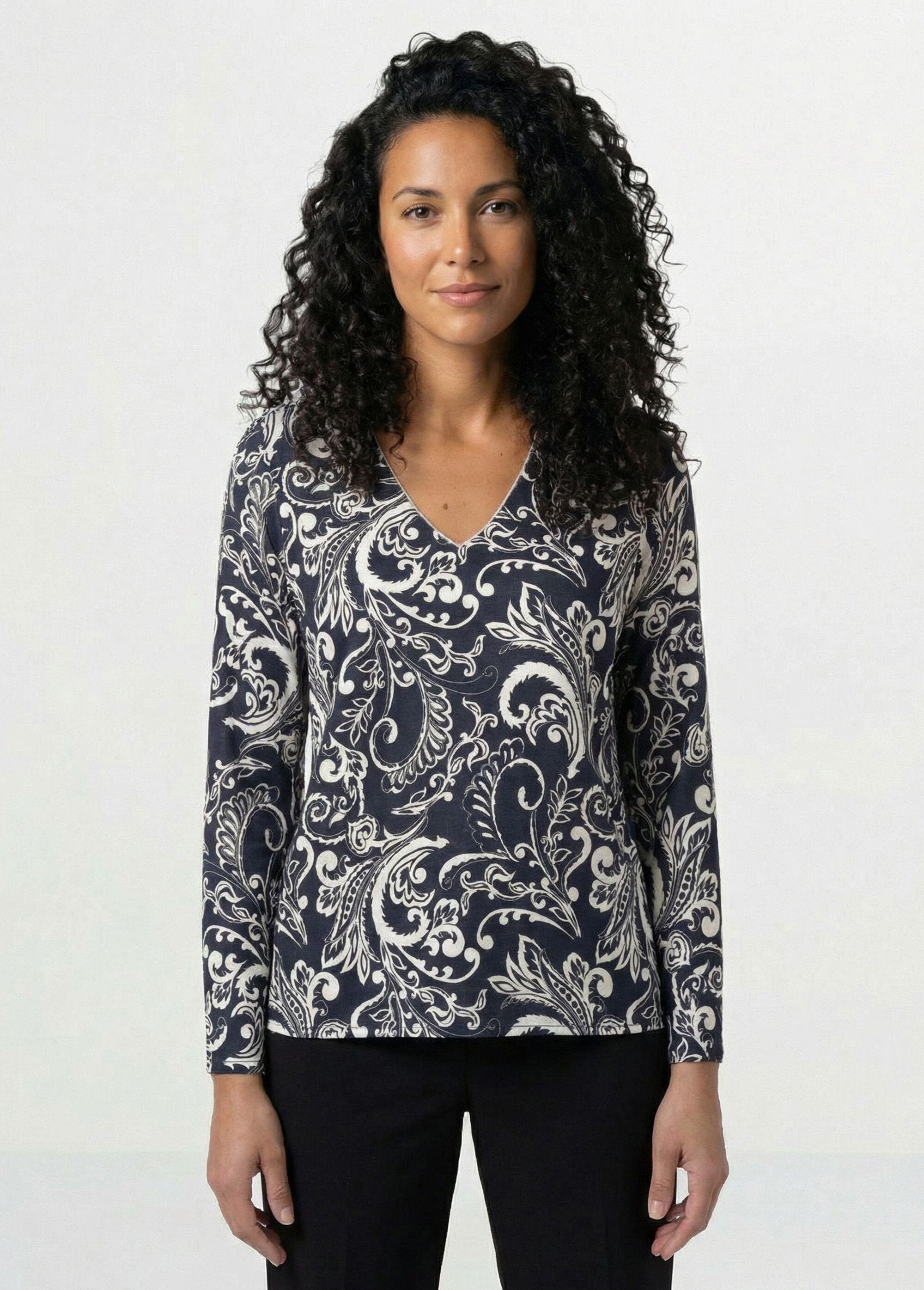 Printed_V-neck_tunic_with_long_sleeves_Black_and_ecru_FA1_slim