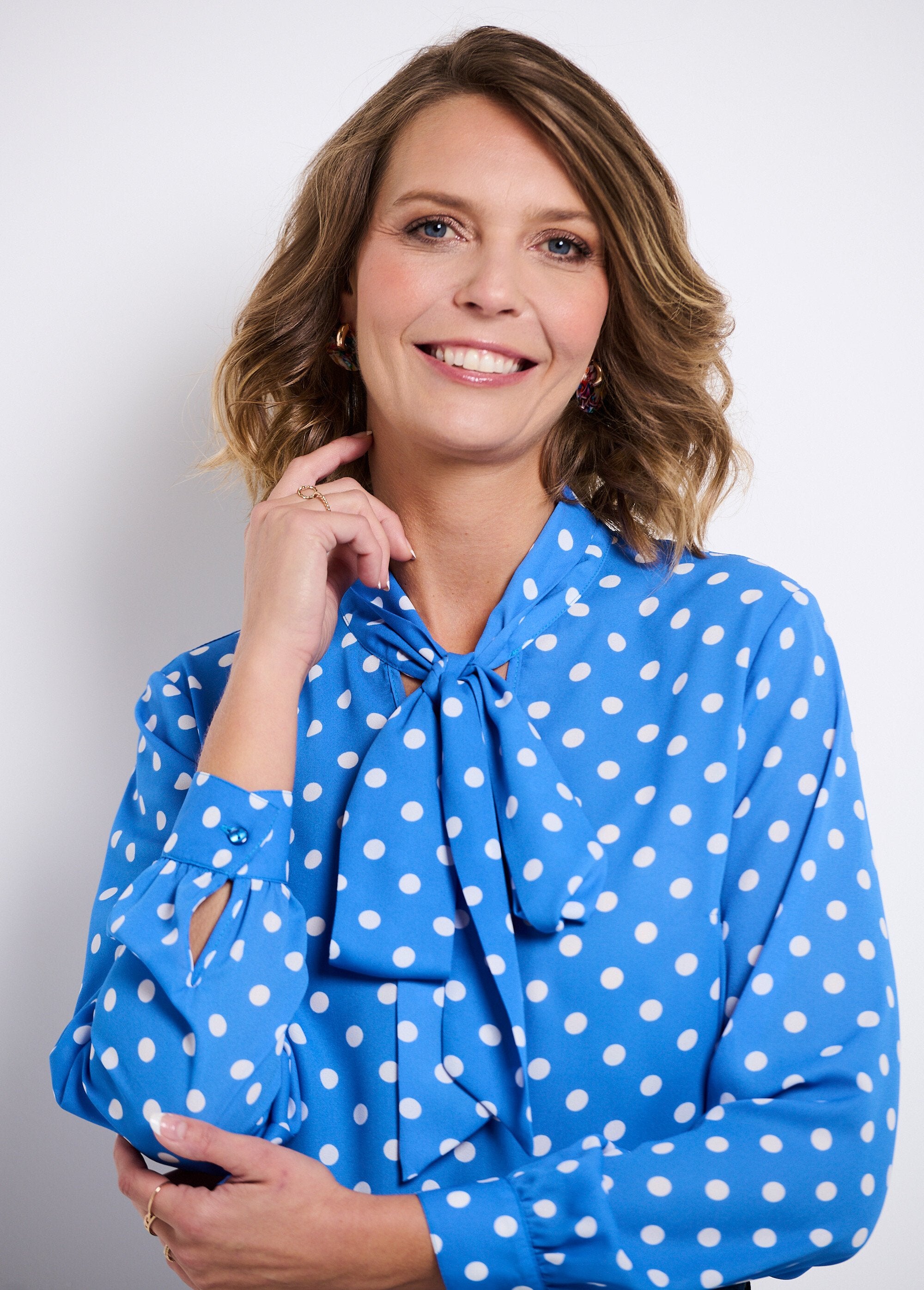 Flowing_tunic_with_pussy_bow_collar,_plain_or_polka_dot_Blue_and_white_DE1_slim