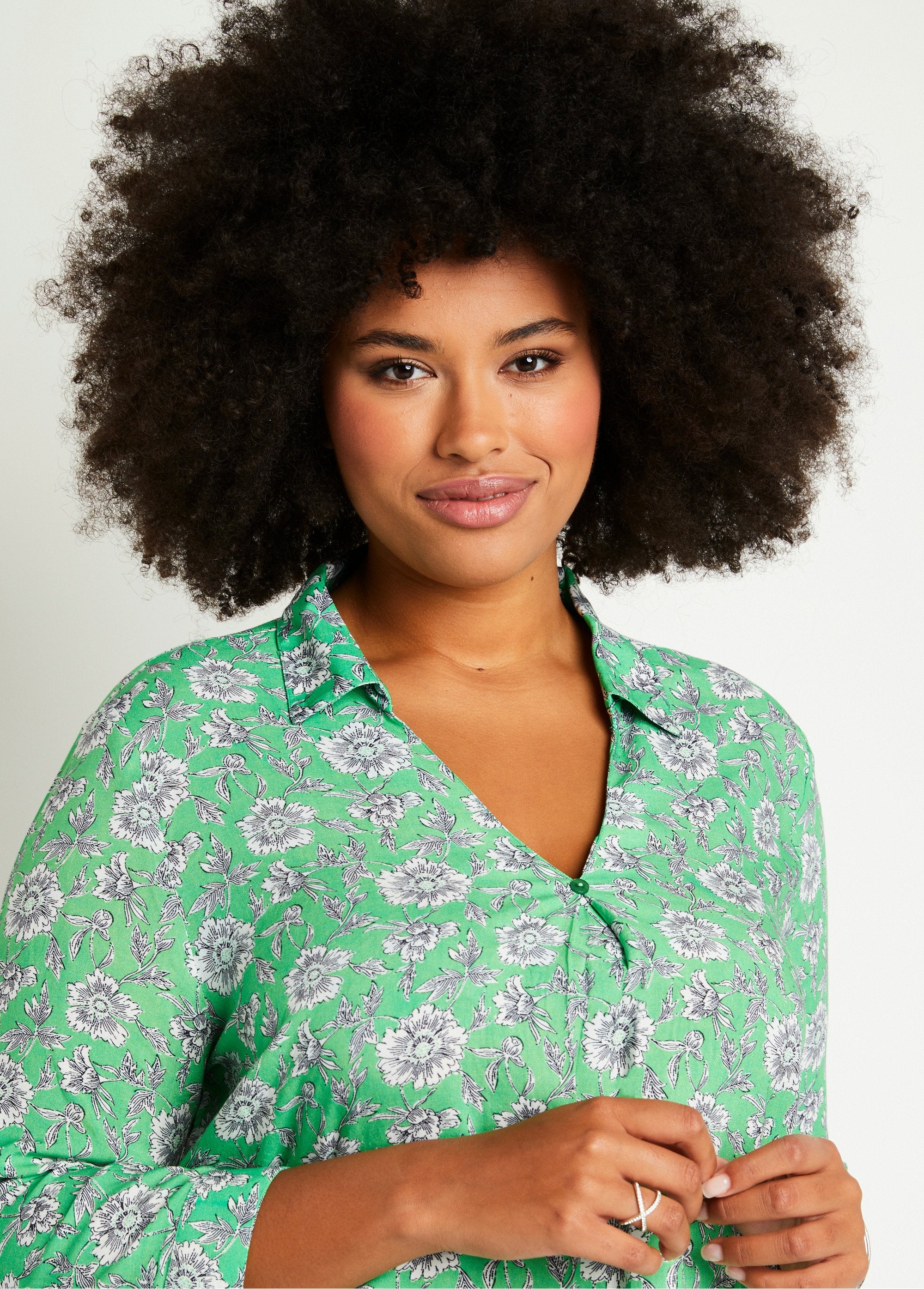 Long_flared_floral_tunic_Green_and_white_DE1_curvy