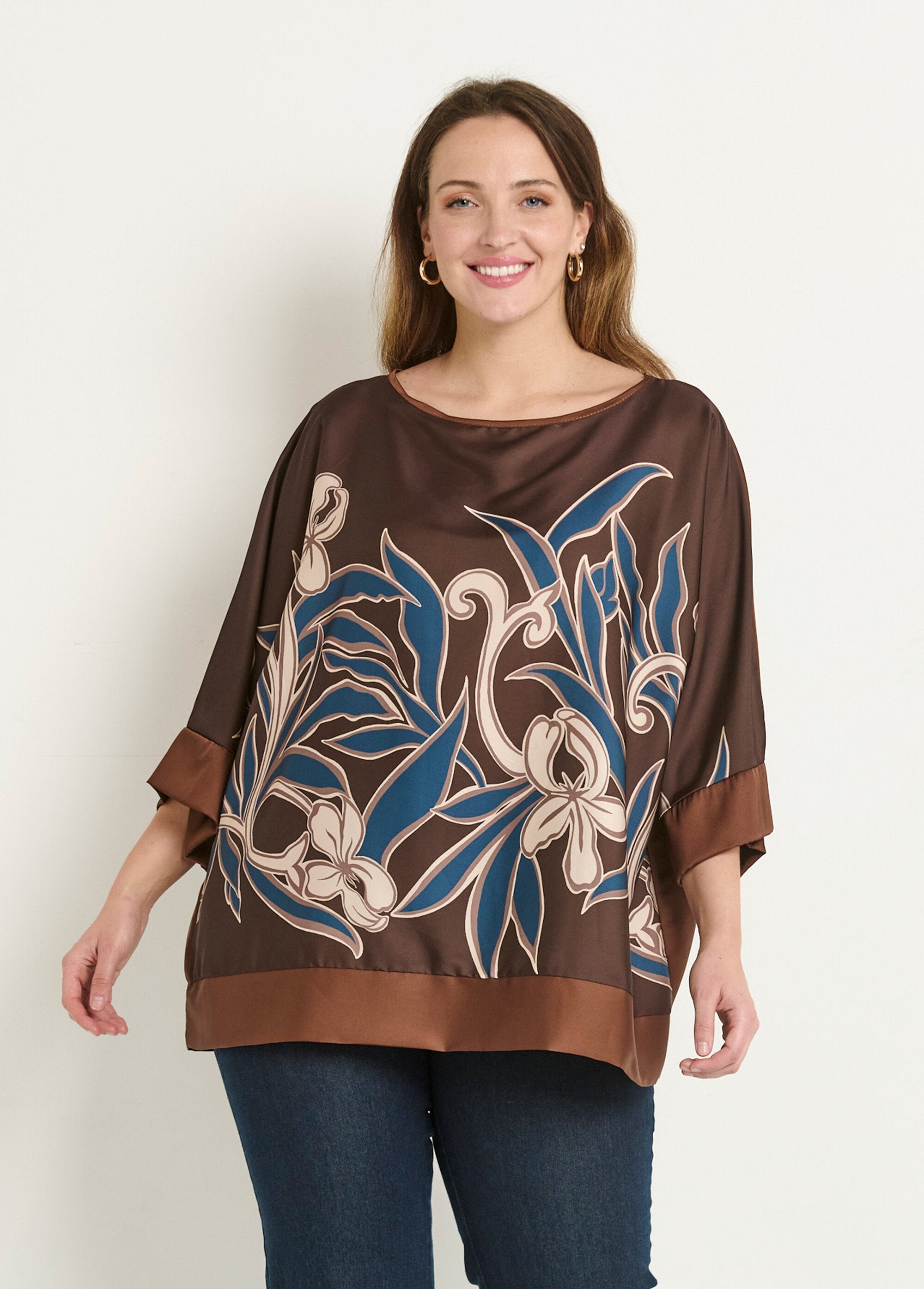 Satin_tunic_with_floral_motif_and_kimono_sleeves_camel_FA1_curvy