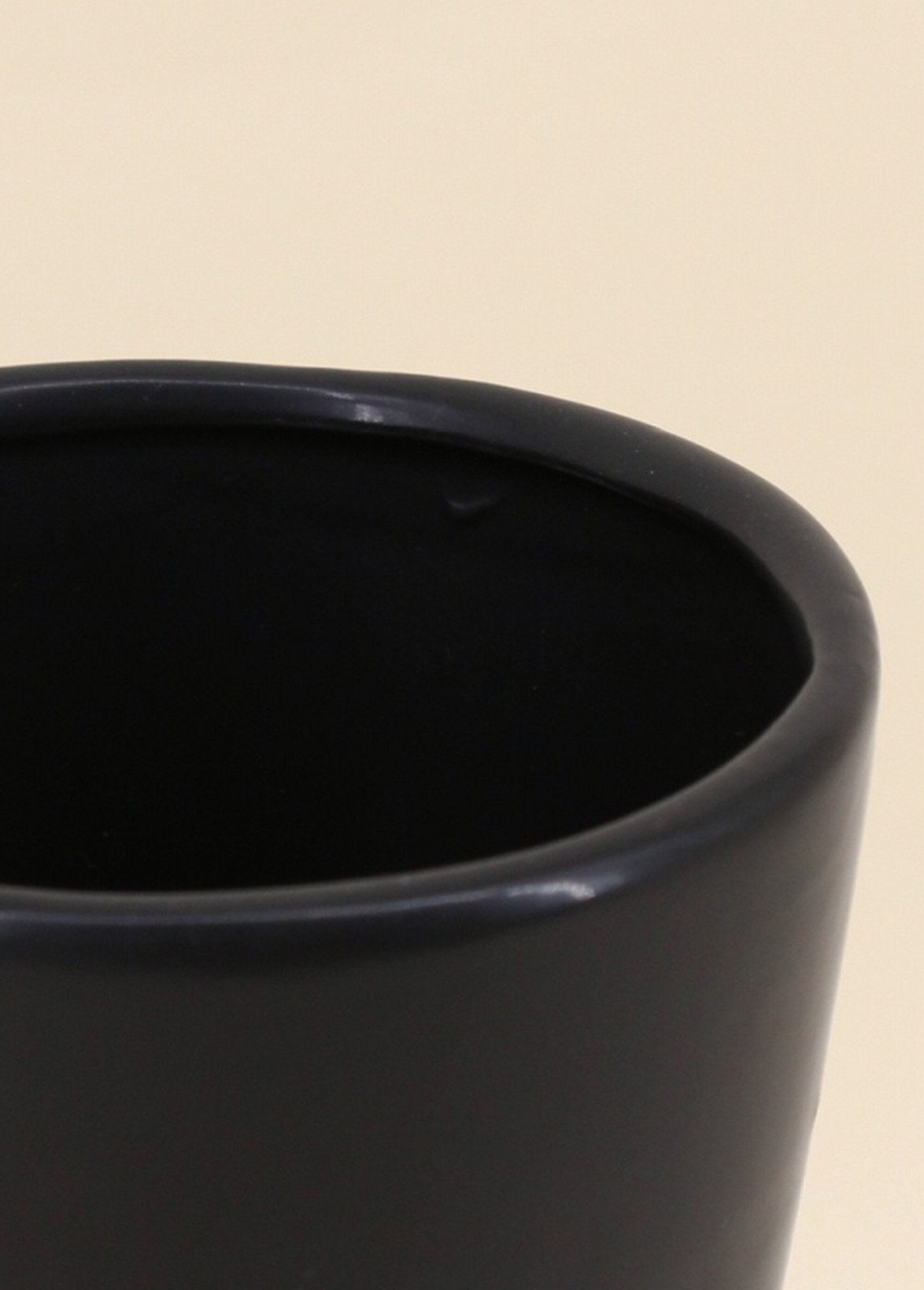 Dark_zig_zag_vase_in_dolomite_Blue_DE1_slim