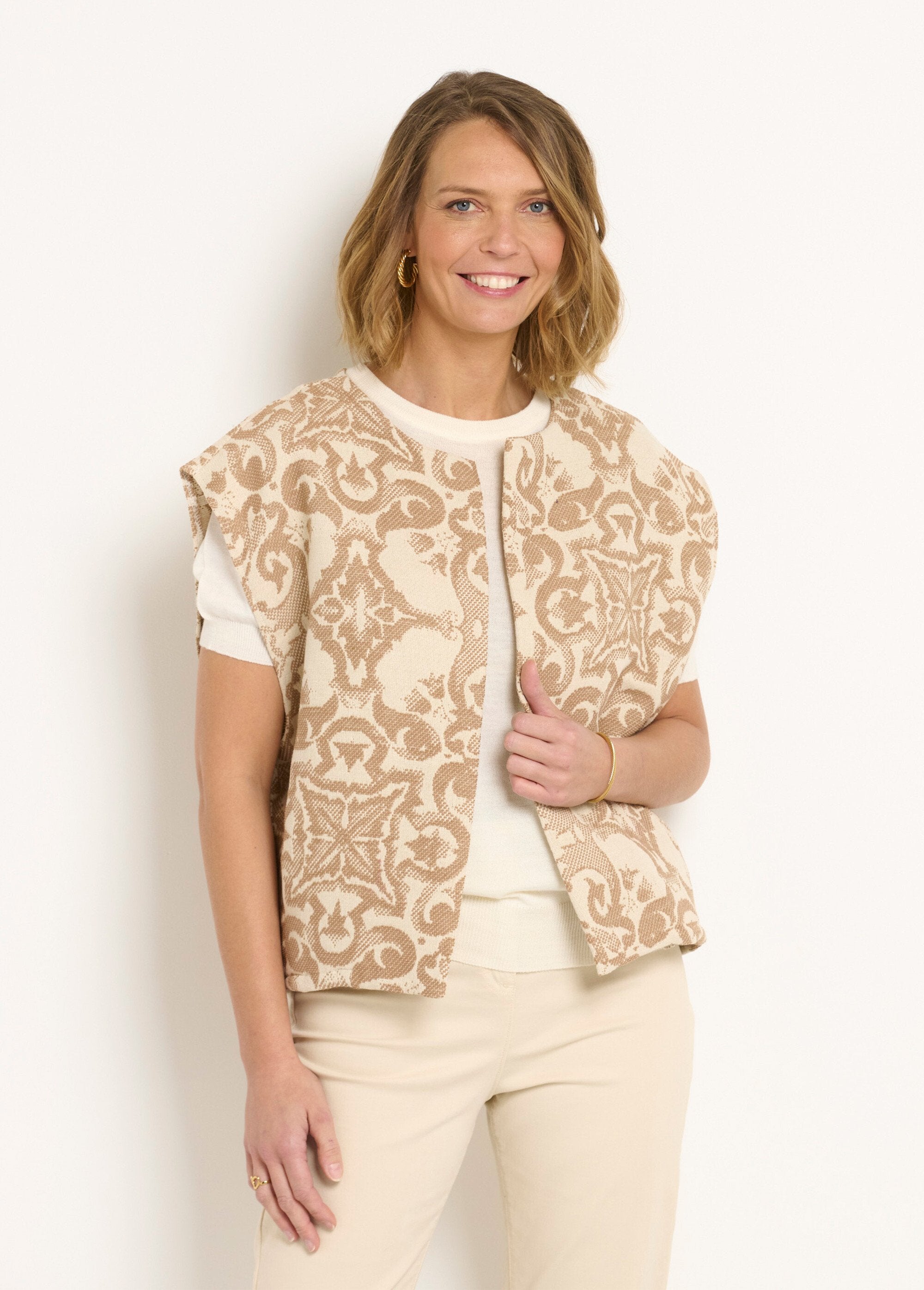 Sleeveless_round-neck_jacquard_jacket_Beige_FA1_slim