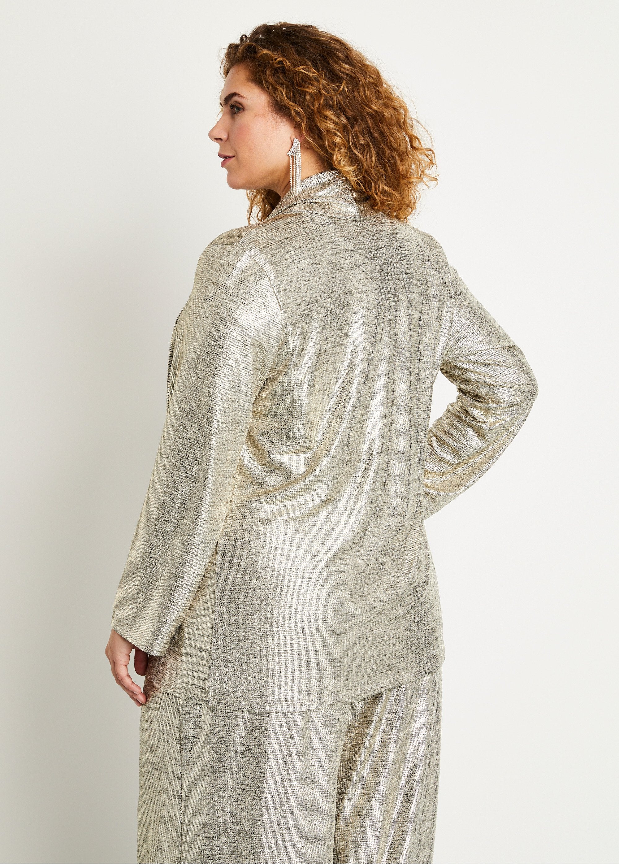 Long_shiny_knit_ceremony_jacket_Golden_DO1_curvy