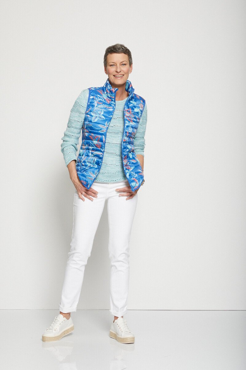Sleeveless_quilted_jacket_Blue_and_coral_print_SF1_slim