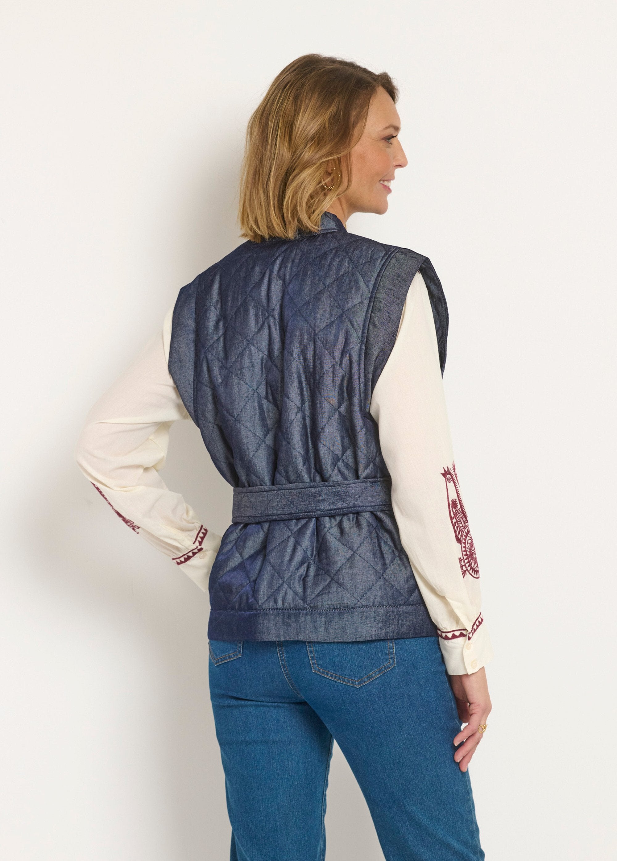 Sleeveless_quilted_jacket_with_belt_Indigo_DO1_slim